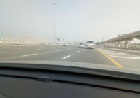12-spuriger Highway nach Dubai-rechts die Metrotrasse