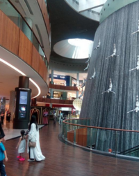 Dubai Mall:riesige Wasserkaskade &uuml;ber alle Ebenen