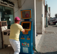 Kiosk vor B&auml;ckerei in Mussafah